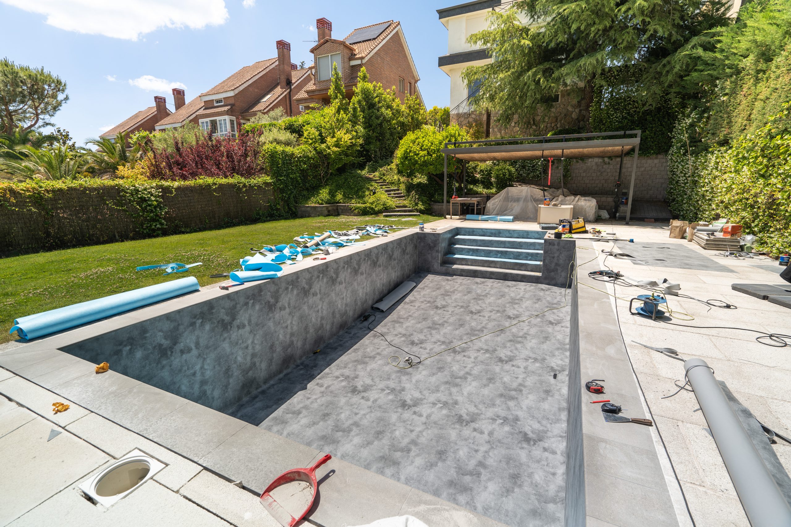 Piscina moderna en Madrid construida con estructura de acero y revestimiento porcelánico por Finest Pool.